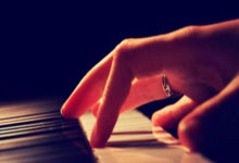 欧博ABG：恩裏克抱怨草皮 足協派遣工作人員修整.